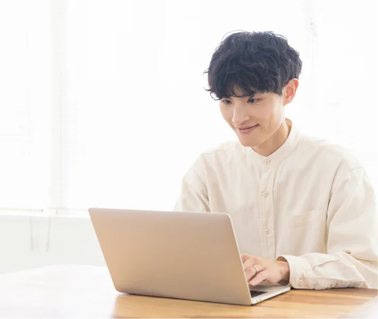 PCの前でフォームに入力して応募する男性の様子