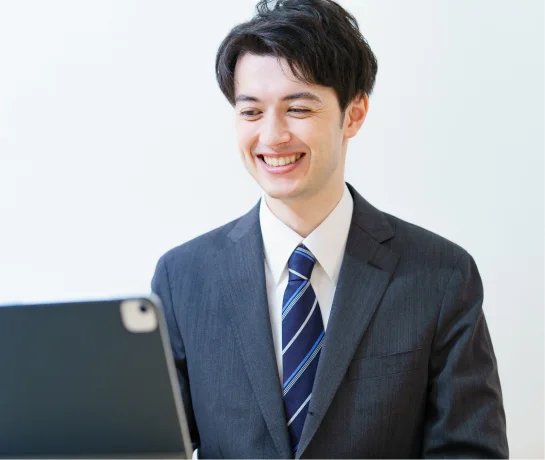 スーツ姿で面接に臨む男性の様子