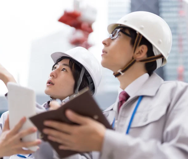 先輩社員からOJTトレーニングを受けている様子
