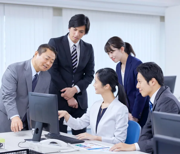 複数の社員がチームで協力しながら作業に取り組んでいる様子